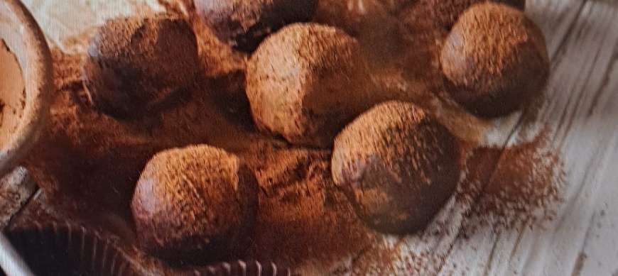 ¡Sorpresa Explosiva!: Bolitas de Brownie con Corazón de Chocolate Fundido