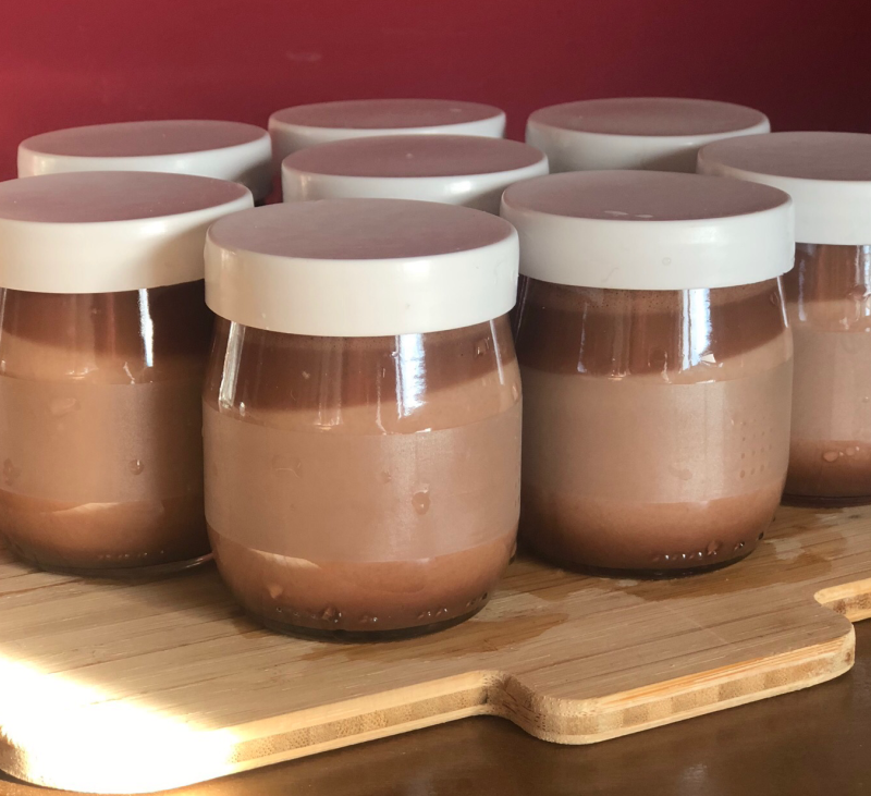 Yogur natural con pepitas de cacao. Para los amantes del chocolate!