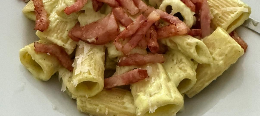 Pasta con crema de calabacín y bacon ahumado