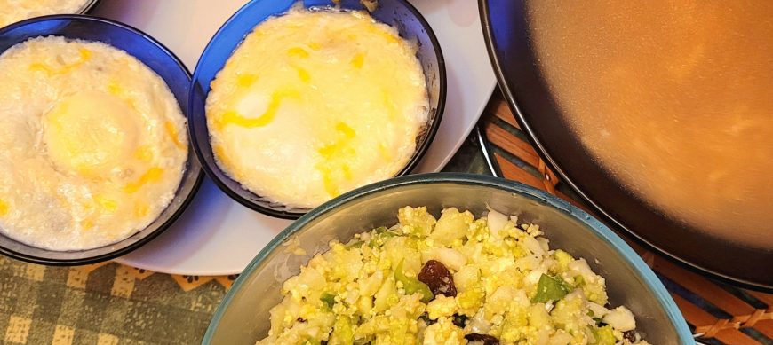 Menú: Sopa de fideos, huevos en cocotte y ensalada de romanescu.