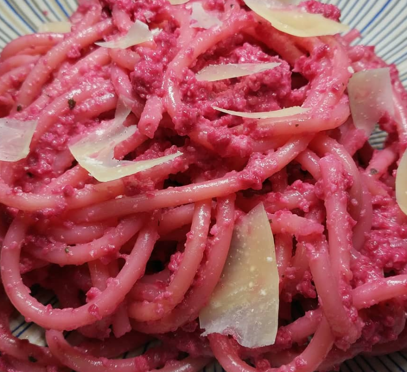Espaguettis con pesto rosa