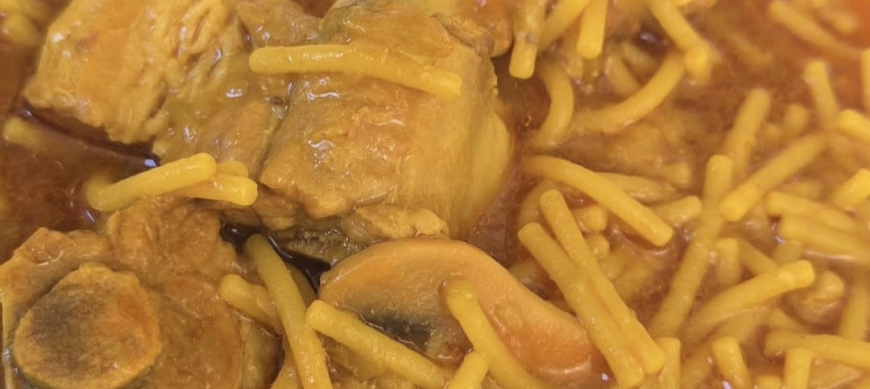 Fideos con costilla y verduras al estilo casero