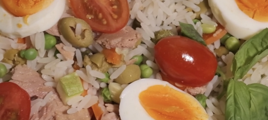 Ensalada de arroz con huevos y atún