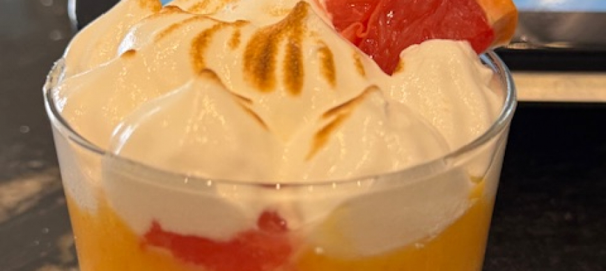 TARTA DE POMELO SERVIDA EN VASITOS .