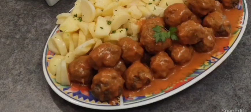 Video receta de albóndigas con queso y salsa cremosa de tomate con patatas de guarnición con Thermomix® Málaga