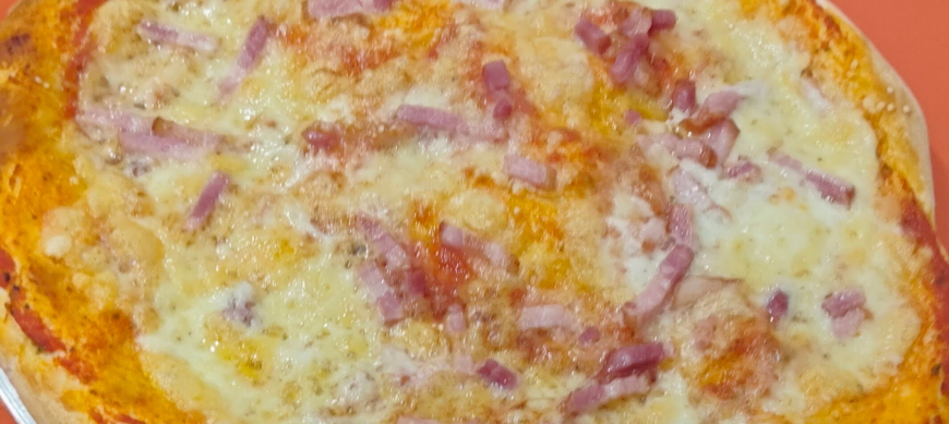Masa de pizza casera .Pizza de bacon y mozzarella.