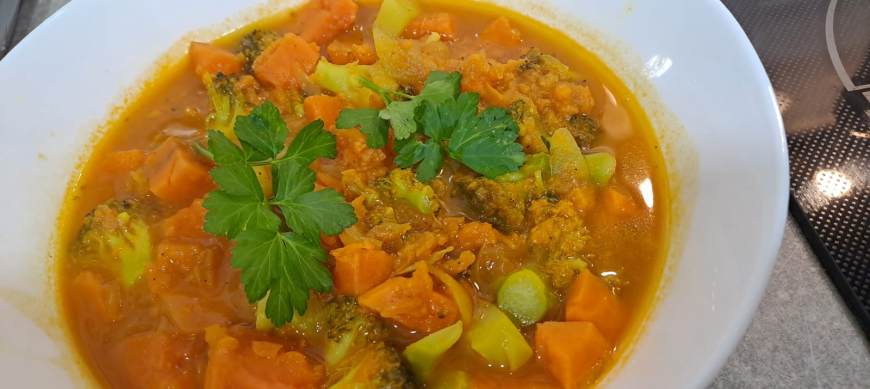 Curry de batatas y brócoli Y garbanzos
