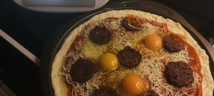 Pizza de morcilla y huevos