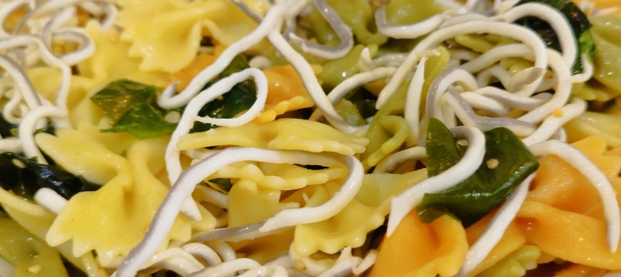 Ensalada de pasta con algas wakame y gulas