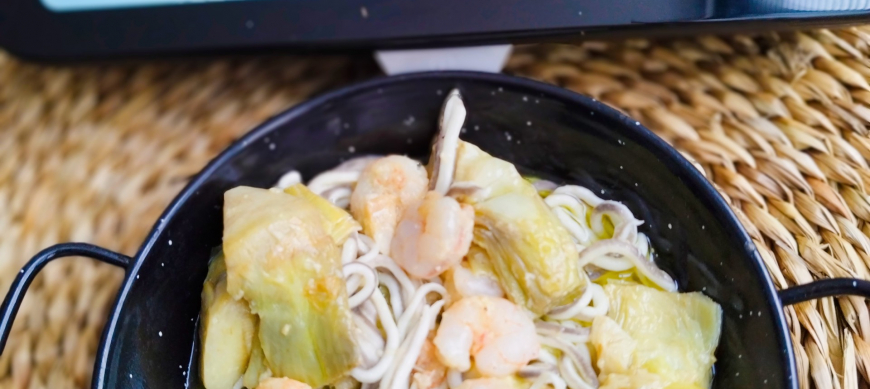 Salteado de alcachofas, gambas y gulas