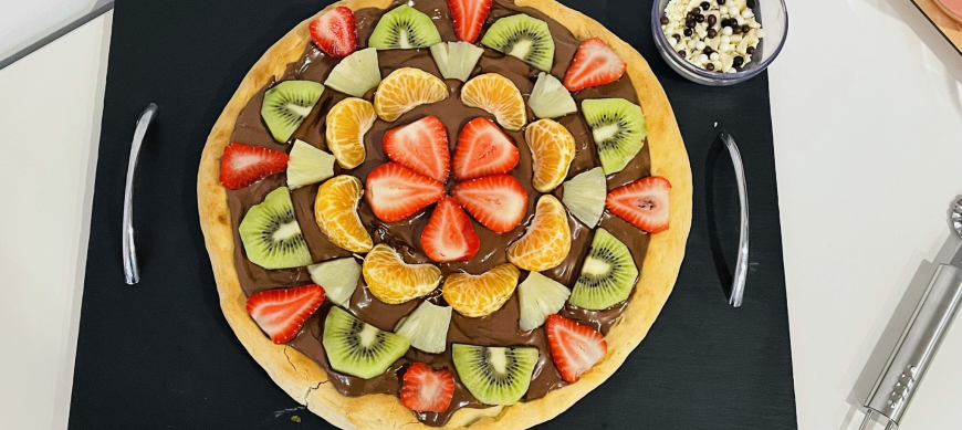 Pizza dulce de chocolate y frutas