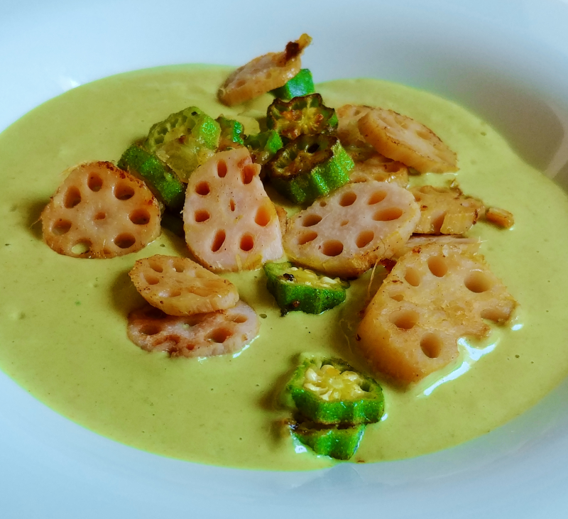 Curry verde con raíz de flor de loto