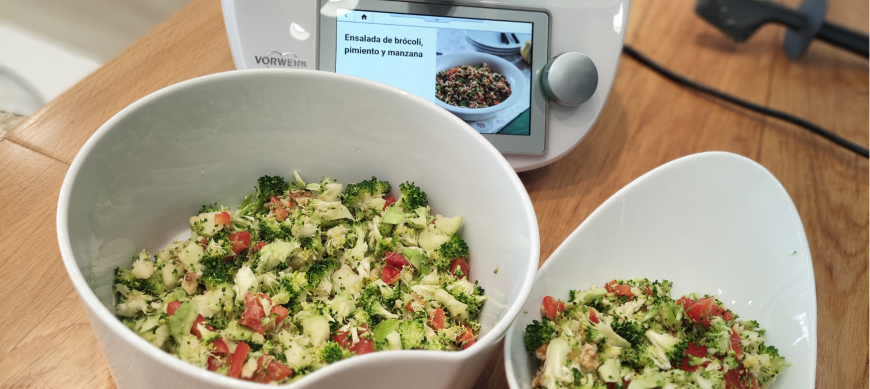 Ensalada de brócoli, pimiento y manzana.