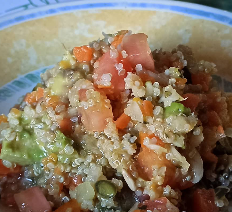 Ensalada de quinoa con aguacate, naranja y tomate