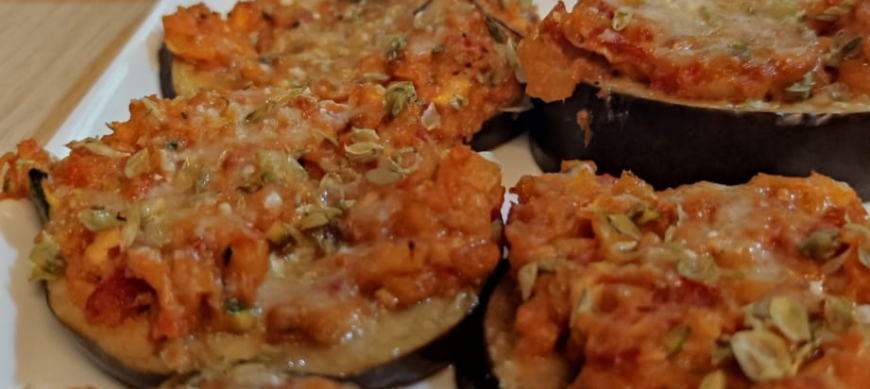 ¡Disfruta de un bocado de sabor en miniatura con estas pizzas de berenjenas!