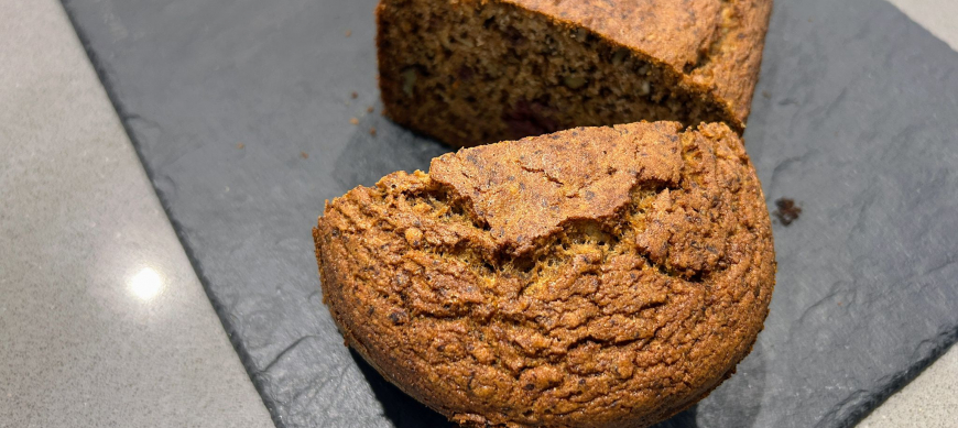 CAKE DE DÁTILES, MANZANA Y NBUECES SIN GLUTEN