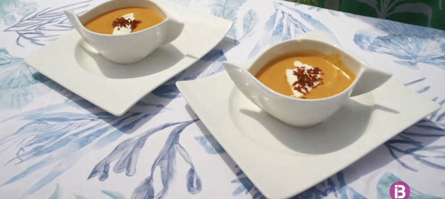 Salmorejo con helado de queso mahonés y crujiente de ibérico