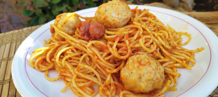 Espaguetis con albóndigas y salchichas (El padrino)