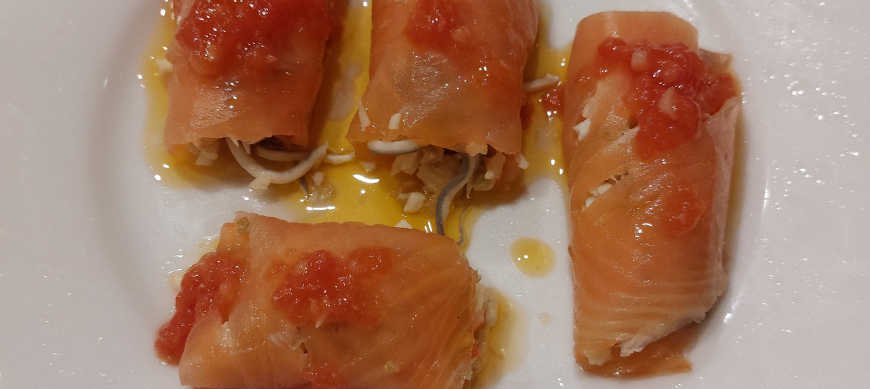 ROLLITOS DE SALMÓN AHUMADO CON VINAGRETA TEMPLADA DE TOMATE PARA DOS con Thermomix® 