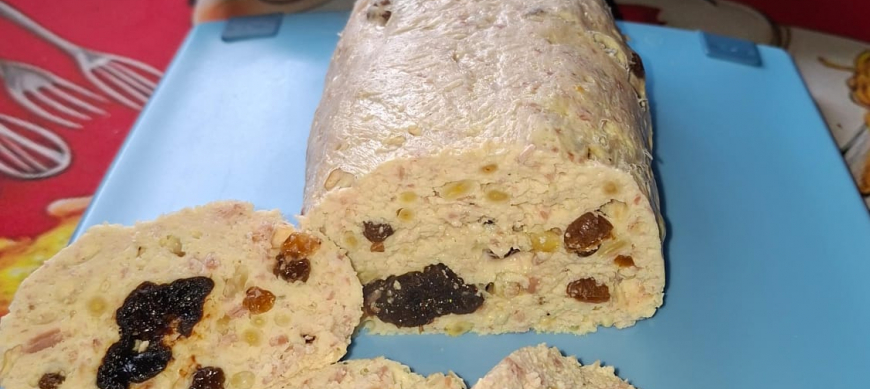 FIAMBRE DE POLLO CON PIÑONES, UVAS PASAS Y CIRUELAS CON Thermomix&reg; EN RIBERA DEL FRESNO