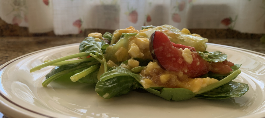 Ensalada de espinacas y ciruelas con vinagreta de mango