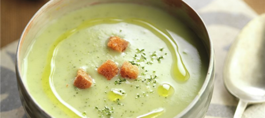 Recetas de verano con Thermomix® : GAZPACHO DE AGUACATE Y CALABACIN.