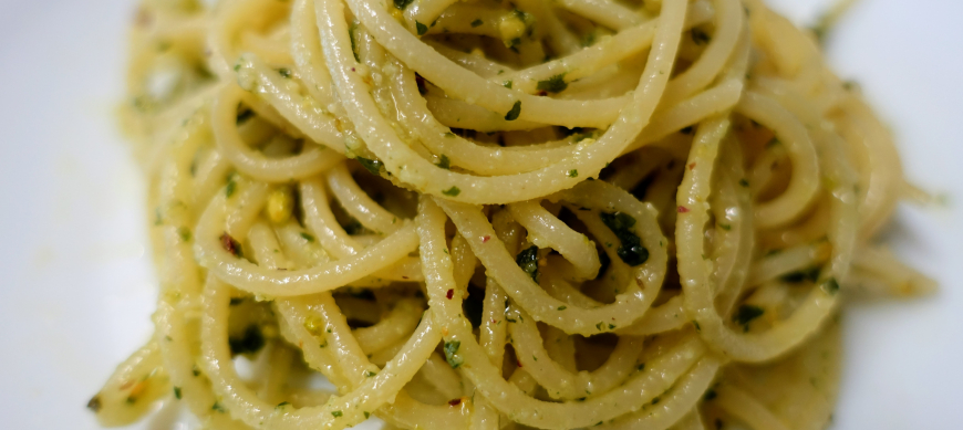 Espaguetis con pesto de pistacho en un momento.