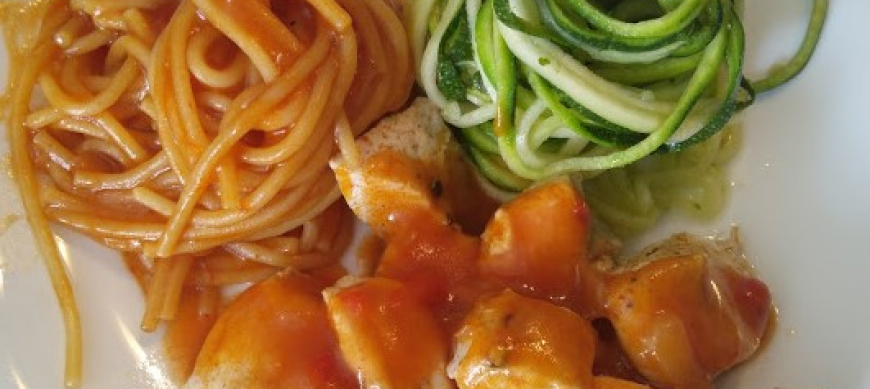 Pollo, espaguetis y zoodles de calabacín