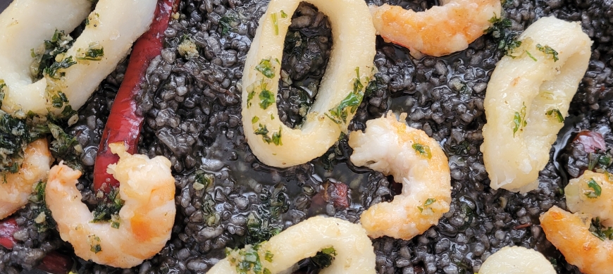 Arroz negro con calamares y gambones fritos