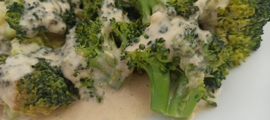 Receta de brócoli dorado con salsa de atún hecho en Thermomix® 