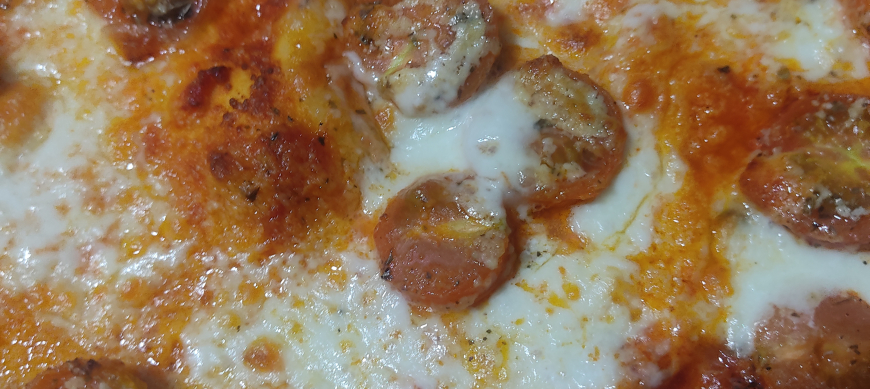 Pizza con mozzarella y tomates cherry macerados