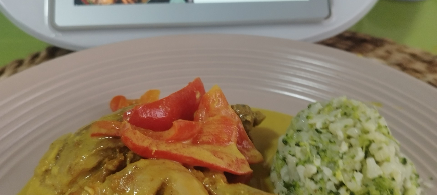 Pollo al curry de coco con arroz de coliflor