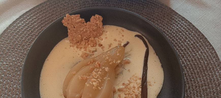 Peras al vino blanco con vainilla y crumble de almendras