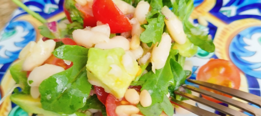 Ensalada de judías blancas con aguacate y cherry