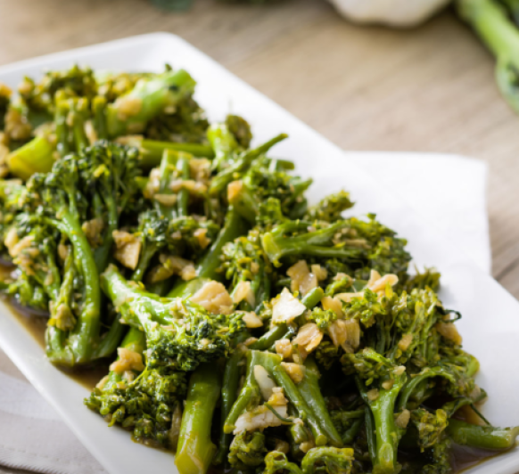 Bimi o Broccolini crujiente con salsa de ajos, guarnición sorprendente