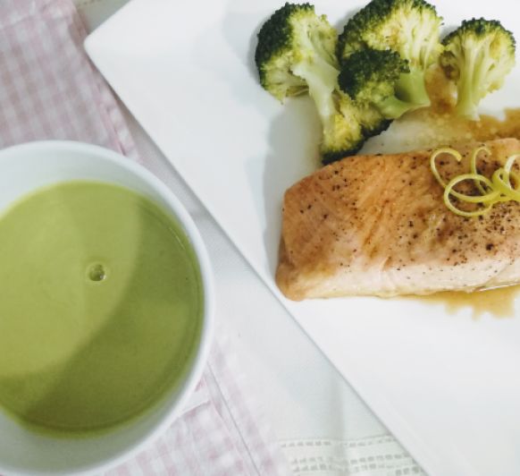 Un nuevo menú completo, en 30 minutos: Sopa de guisantes con jengibre y salmon al limón acompañado de brócoli