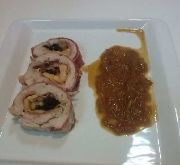 rollo de pavo con cebolla caramelizada