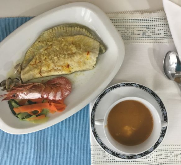 Menú completo de sopa de gambas con arroz, pescado con almejas y verduras