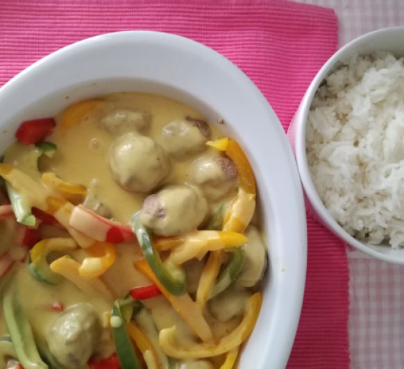 Cómo hacer de unas albóndigas un menú completo con tu Thermomix® . Albondigas, pimientos y arroz con salsa de curry