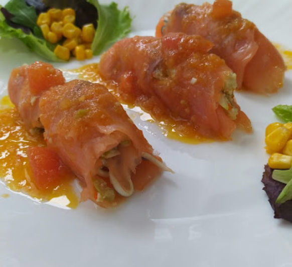 Rollitos de salmon con vinagreta templada de tomate