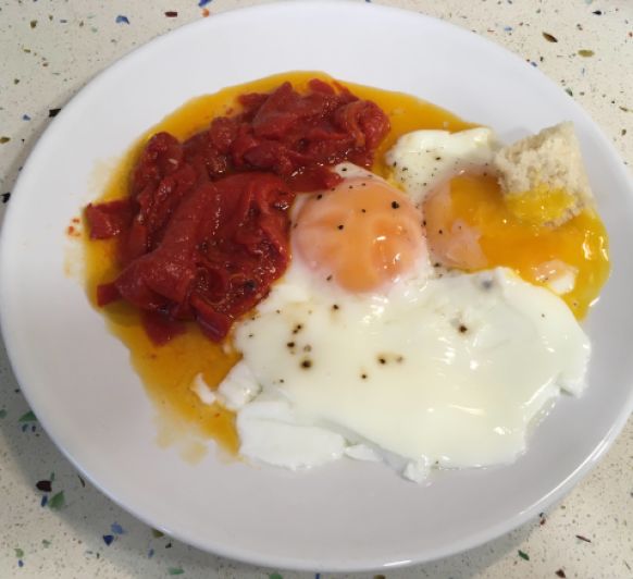 Huevos con pimientos rojos