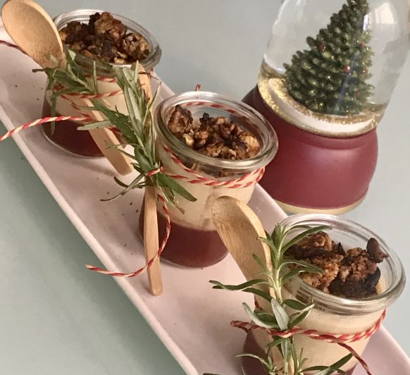 Tarritos de mousse de foie con coulis de frutos rojos y granola