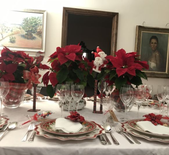 Mesa navideña en blanco y rojo