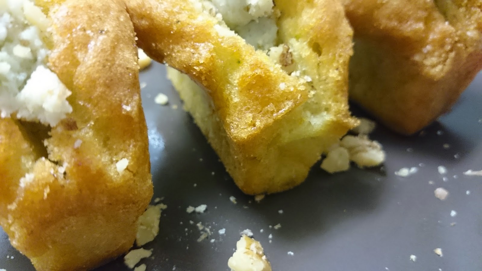 Minicakes de calabacín con crema de quesos y nueces. Sin gluten.