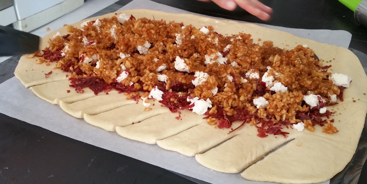 TRENZA DE CECINA, QUESO DE CABRA Y MANZANA