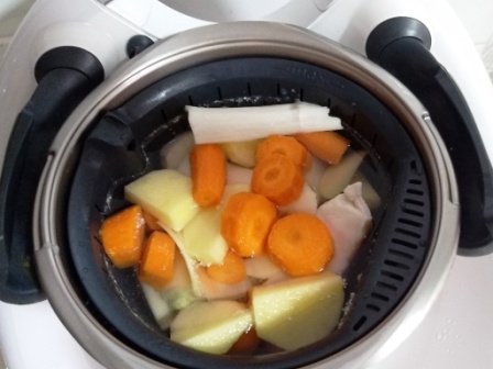 Cocina a niveles con Thermomix® : Tortilla de patatas rellena en Varoma y caldo de pollo con veduras