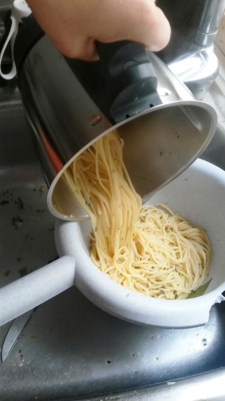 Espaguetis ( PASTA) con equeson,parmesano y enmental. rapidos con themomix