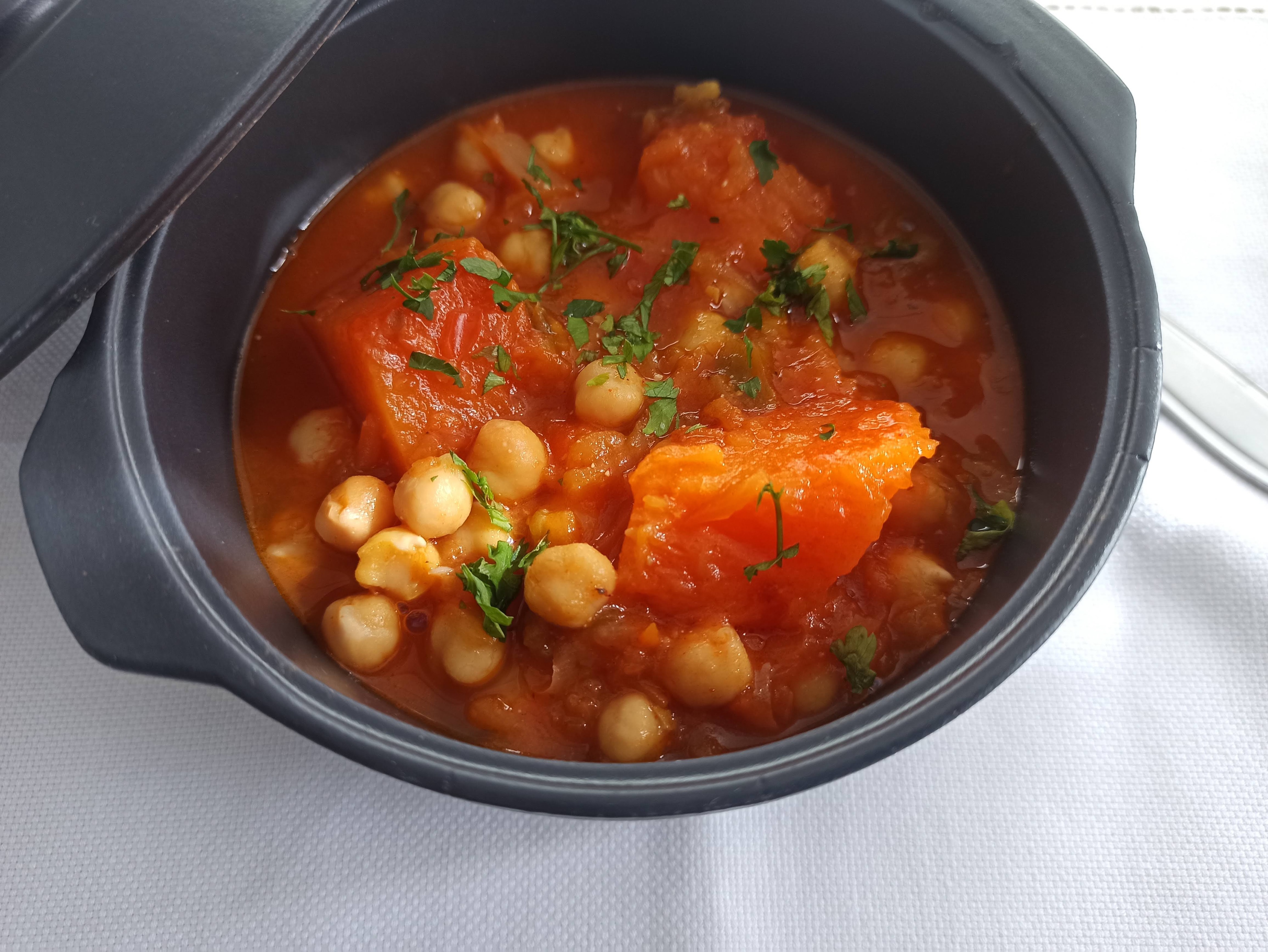 Guiso de garbanzos con calabaza en Thermomix® - Legumbres y platos de  cuchara - Blog de AGURTZANE SAMANIEGO ARANO de Thermomix® San Sebastián de  los Reyes