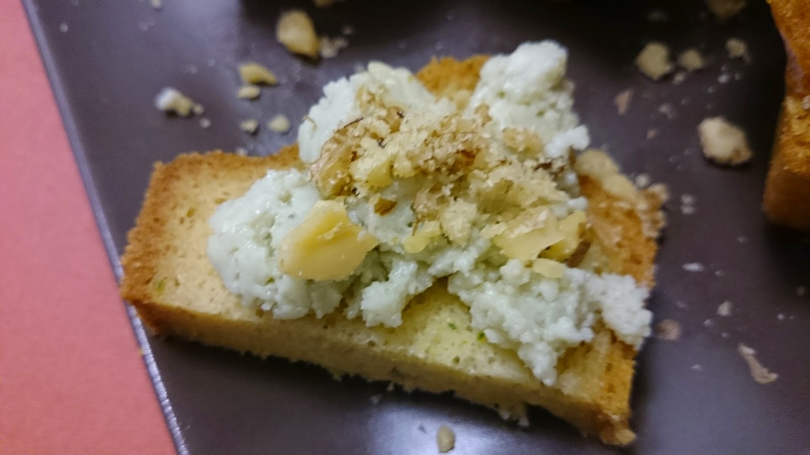 Minicakes de calabacín con crema de quesos y nueces. Sin gluten.