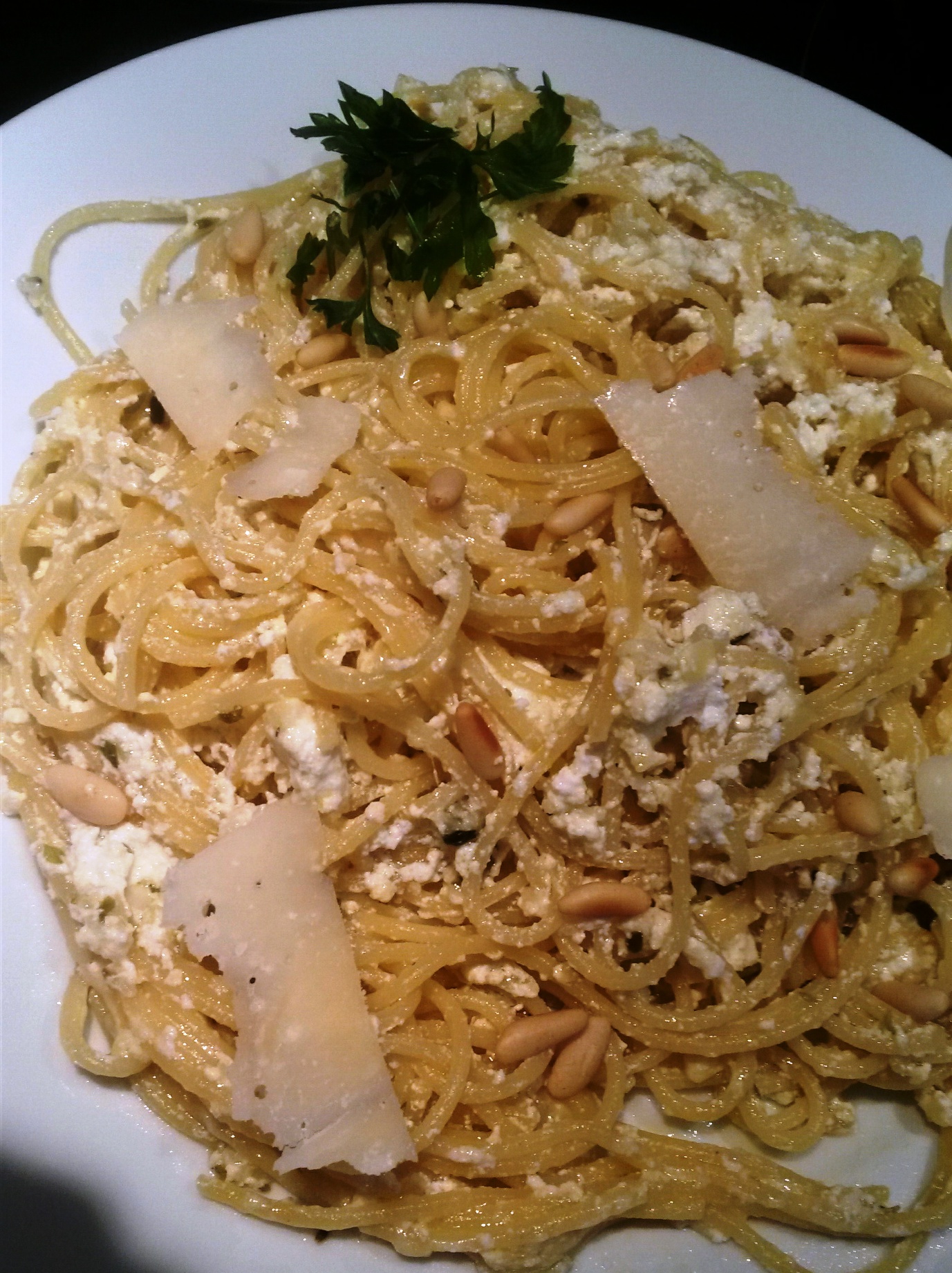 Espaguetis ( PASTA) con equeson,parmesano y enmental. rapidos con themomix